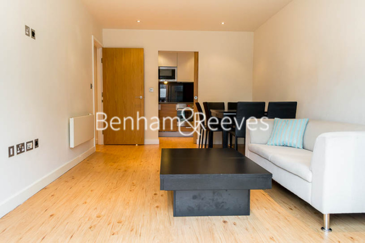 2  bedrooms flat to rent in Curtiss House, Heritage Avenue, NW9-image 1