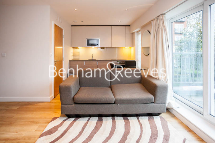 Studio flat to rent in Aerodrome Road, Colindale, NW9-image 1