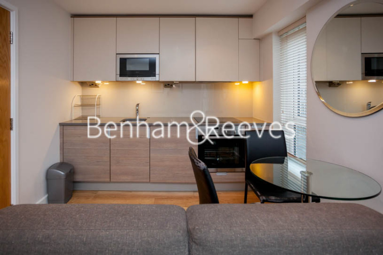 Studio flat to rent in Aerodrome Road, Colindale, NW9-image 2