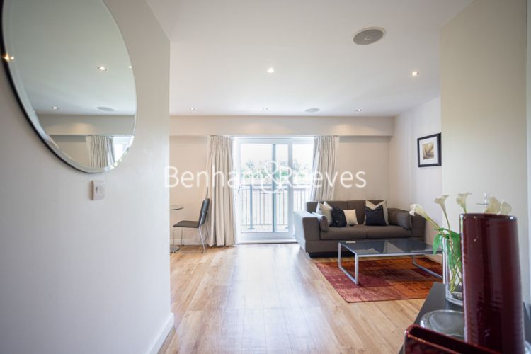 Studio flat to rent in Aerodrome Road, Colindale, NW9-image 1