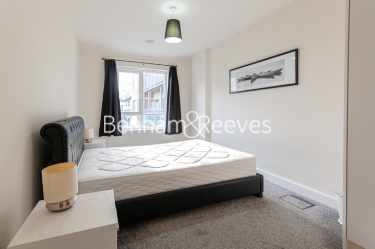 2 bedroom(s) flat to rent in Boulevard Drive, Colindale, NW9-image 9