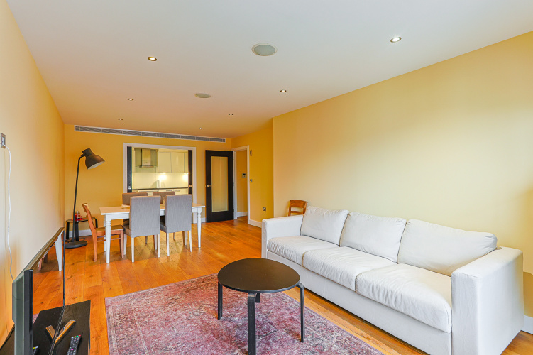 3 bedrooms flat to rent in Boulevard Drive, Colindale, NW9-image 1