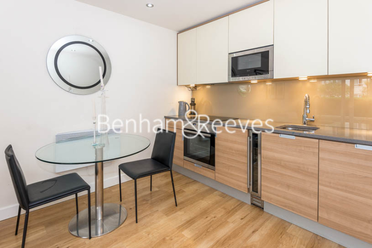 Studio flat to rent in Aerodrome Road, Colindale, NW9-image 2