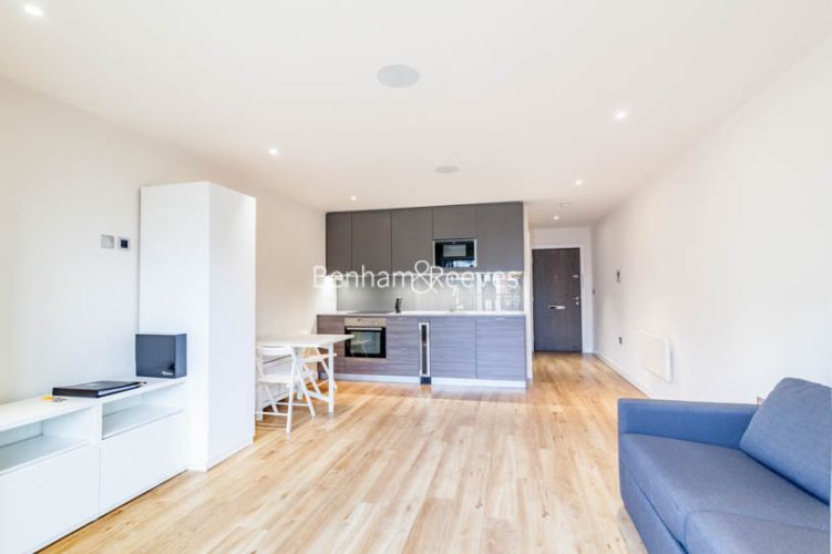 Studio flat to rent in Aerodrome Road, Colindale, NW9-image 1