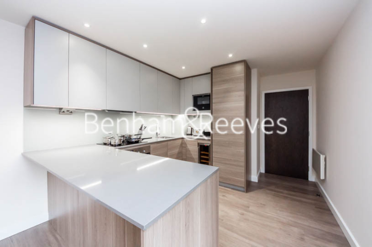 2 bedroom(s) flat to rent in Boulevard Drive, Colindale, NW9-image 1