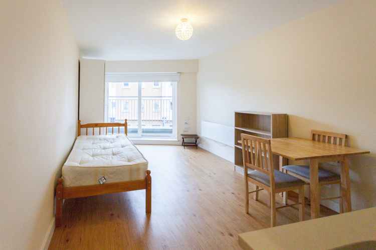 Studio flat to rent in Boulevard Drive, Colindale, NW9-image 1