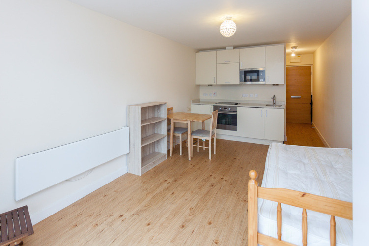 Studio flat to rent in Boulevard Drive, Colindale, NW9-image 2