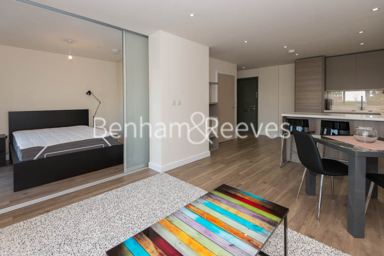 Studio flat to rent in Beaufort Square, Colindale, NW9-image 1