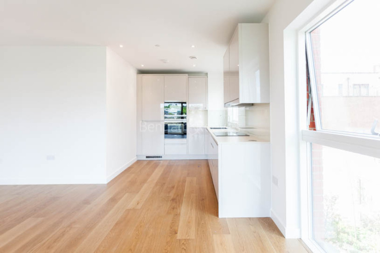 2  bedrooms flat to rent in Thunrey Close, Colindale, NW9-image 4