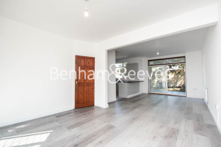 3  bedrooms flat to rent in Fairfields Close, Kingsbury, NW9-image 1