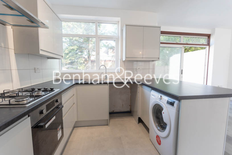 3 bedrooms flat to rent in Fairfields Close, Kingsbury, NW9-image 2