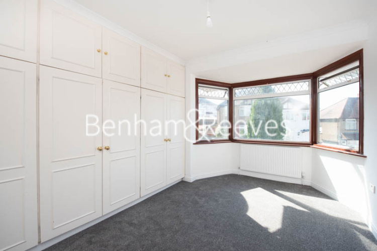 3 bedrooms flat to rent in Fairfields Close, Kingsbury, NW9-image 3