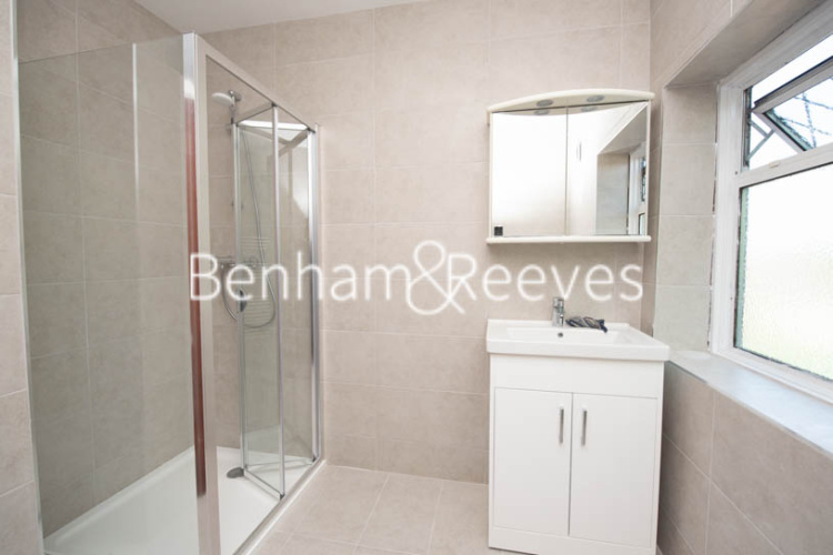 3  bedrooms flat to rent in Fairfields Close, Kingsbury, NW9-image 4