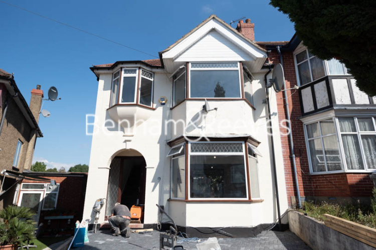 3  bedrooms flat to rent in Fairfields Close, Kingsbury, NW9-image 5