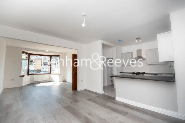 3 bedrooms flat to rent in Fairfields Close, Kingsbury, NW9-image 6