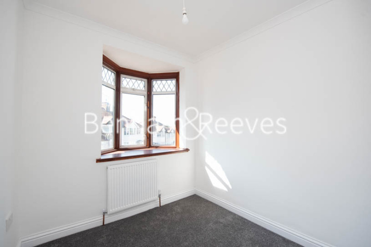 3 bedrooms flat to rent in Fairfields Close, Kingsbury, NW9-image 8