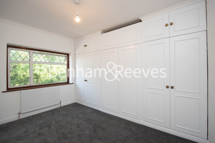 3 bedrooms flat to rent in Fairfields Close, Kingsbury, NW9-image 9