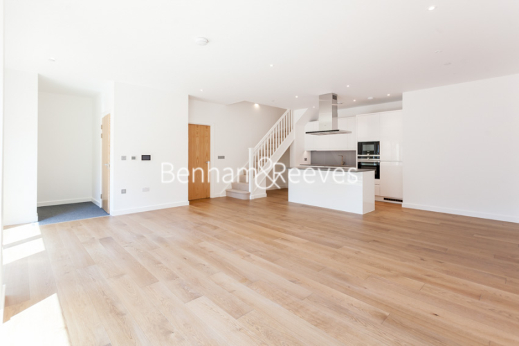 4 bedrooms flat to rent in Thonrey Close, Colindale, NW9-image 1