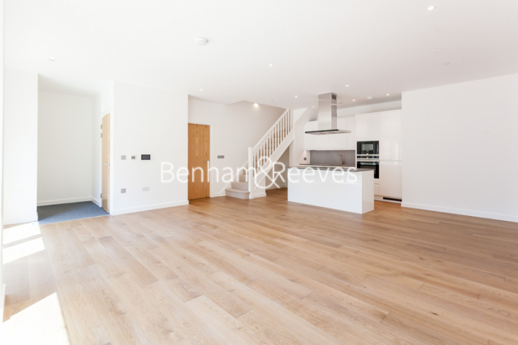 4  bedrooms flat to rent in Thonrey Close, Colindale, NW9-image 1
