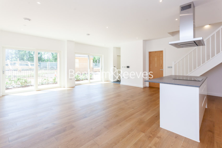 4  bedrooms flat to rent in Thonrey Close, Colindale, NW9-image 2