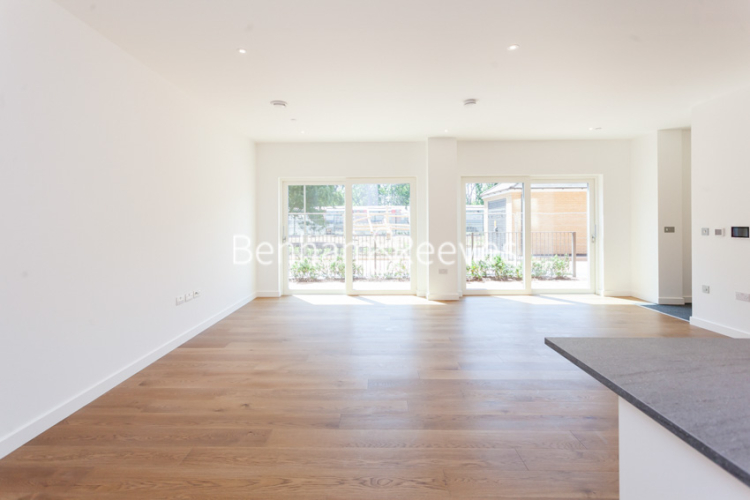 4 bedrooms flat to rent in Thonrey Close, Colindale, NW9-image 6
