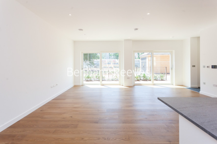 4  bedrooms flat to rent in Thonrey Close, Colindale, NW9-image 6