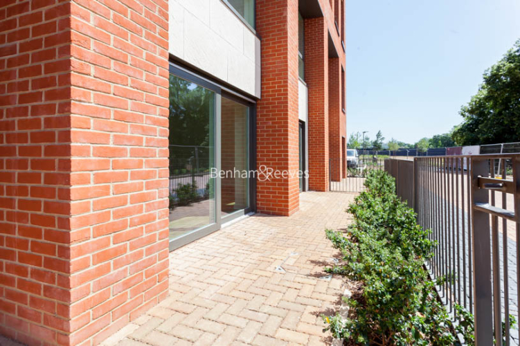 4 bedrooms flat to rent in Thonrey Close, Colindale, NW9-image 11