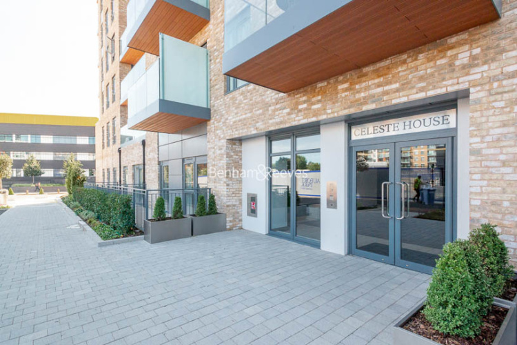 Studio flat to rent in Caversham Road, Colindale, NW9-image 1