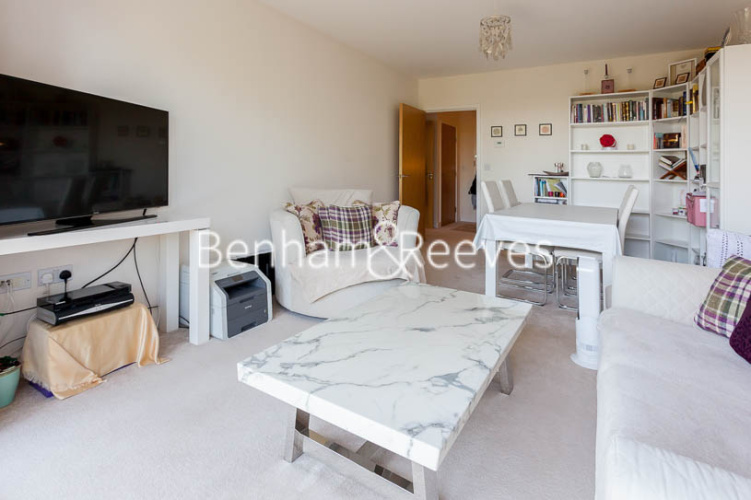 1  bedroom flat to rent in Observer Close, Colindale, NW9-image 1