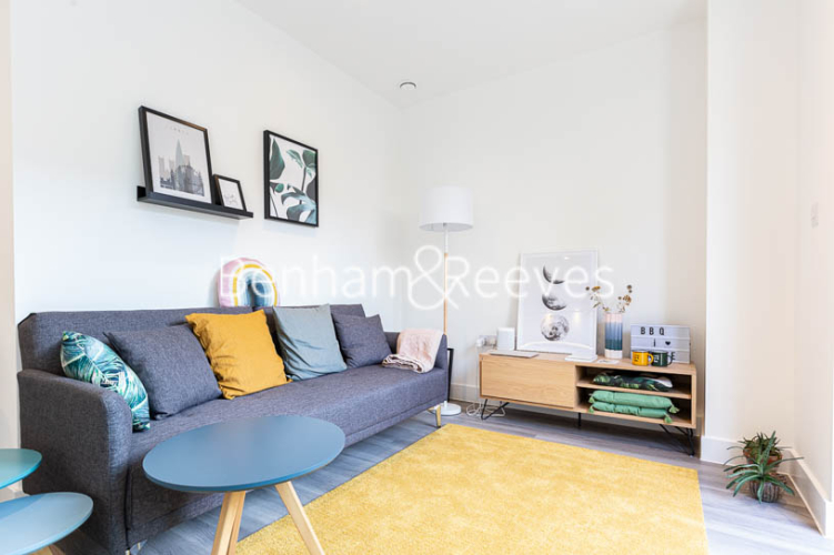 1  bedroom flat to rent in Lismore Boulevard, Colindale, NW9-image 1