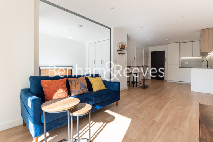 Studio flat to rent in Beaufort Square, Colindale, NW9-image 1