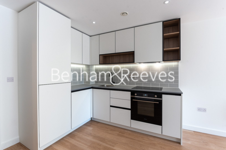 Studio flat to rent in Beaufort Square, Colindale, NW9-image 2