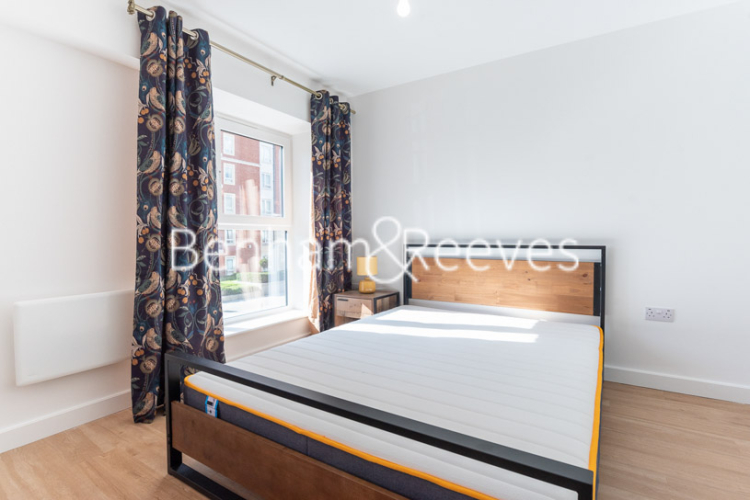 Studio flat to rent in Beaufort Square, Colindale, NW9-image 3