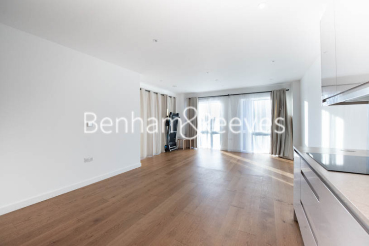 3 bedrooms flat to rent in Lismore Boulevard, Colindale, NW9-image 1