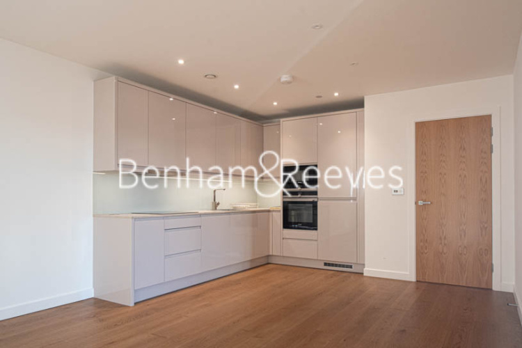 3 bedrooms flat to rent in Lismore Boulevard, Colindale, NW9-image 2