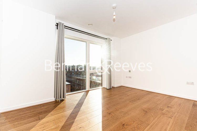 3 bedrooms flat to rent in Lismore Boulevard, Colindale, NW9-image 3