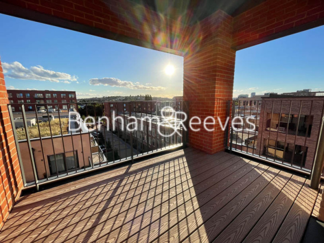 3 bedrooms flat to rent in Lismore Boulevard, Colindale, NW9-image 5