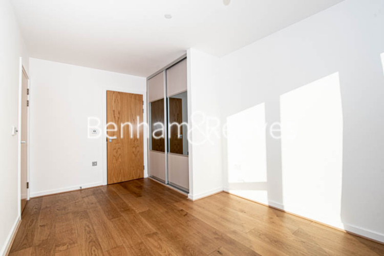 3 bedrooms flat to rent in Lismore Boulevard, Colindale, NW9-image 15