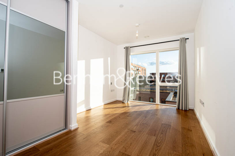 3 bedrooms flat to rent in Lismore Boulevard, Colindale, NW9-image 20