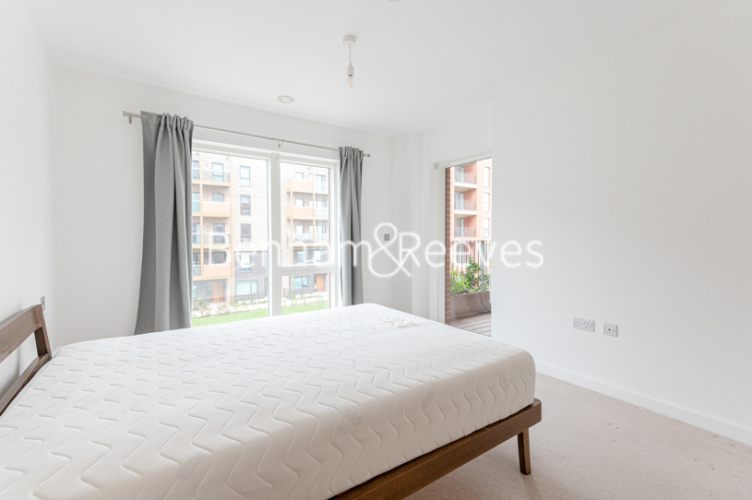 3 bedrooms flat to rent in Lismore Boulevard, Colindale Gardens, NW9-image 8