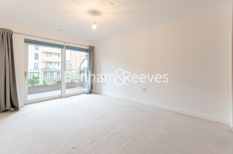 3 bedrooms flat to rent in Lismore Boulevard, Colindale Gardens, NW9-image 12