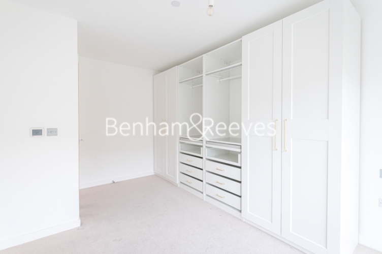 3 bedrooms flat to rent in Lismore Boulevard, Colindale Gardens, NW9-image 18