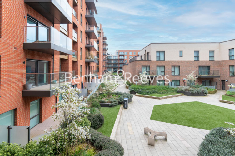3 bedrooms flat to rent in Lismore Boulevard, Colindale Gardens, NW9-image 19