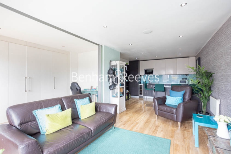 2 bedrooms flat to rent in East Drive, Colindale, NW9-image 1