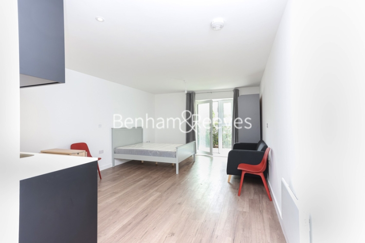 Studio flat to rent in Beaufort Square, Colindale, NW9-image 1