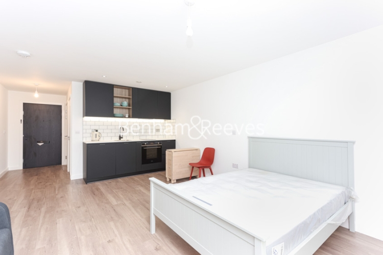 Studio flat to rent in Beaufort Square, Colindale, NW9-image 3