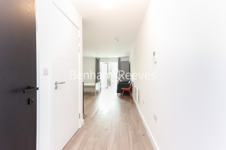Studio flat to rent in Beaufort Square, Colindale, NW9-image 10