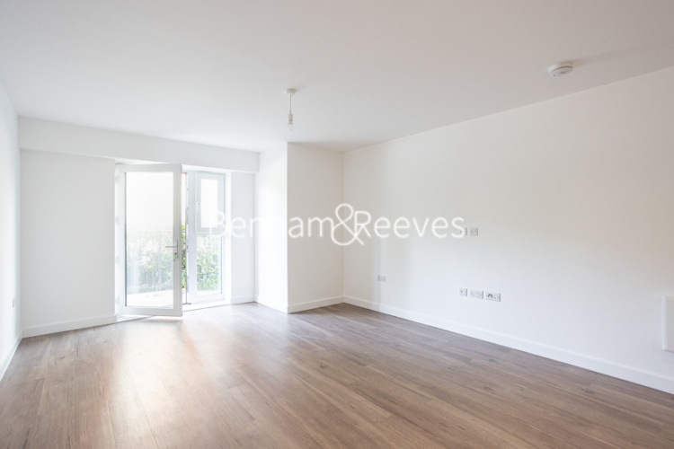 Studio flat to rent in Beaufort Square, Colindale, NW9-image 1