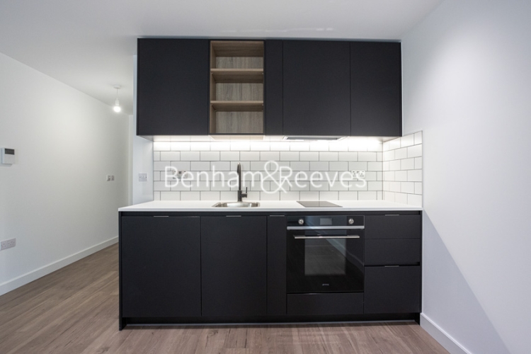 Studio flat to rent in Beaufort Square, Colindale, NW9-image 2