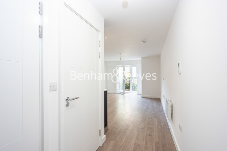 Studio flat to rent in Beaufort Square, Colindale, NW9-image 3